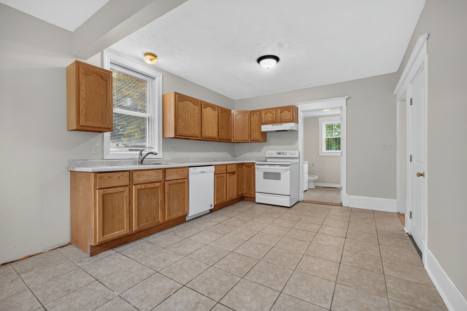 605 S Lee Street Property Photo 5