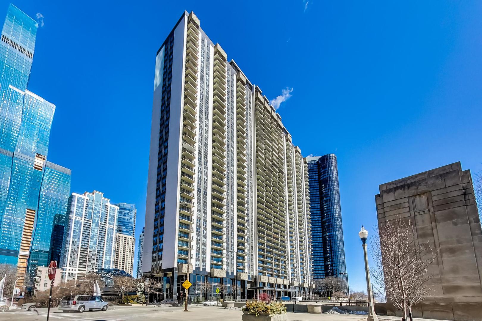 400 E RANDOLPH Street 3320