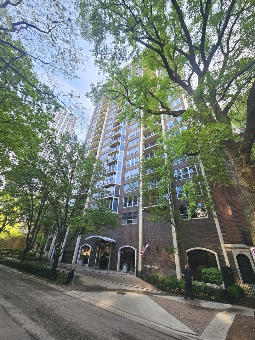 1515 N Astor Street 23BC Property Photo 1