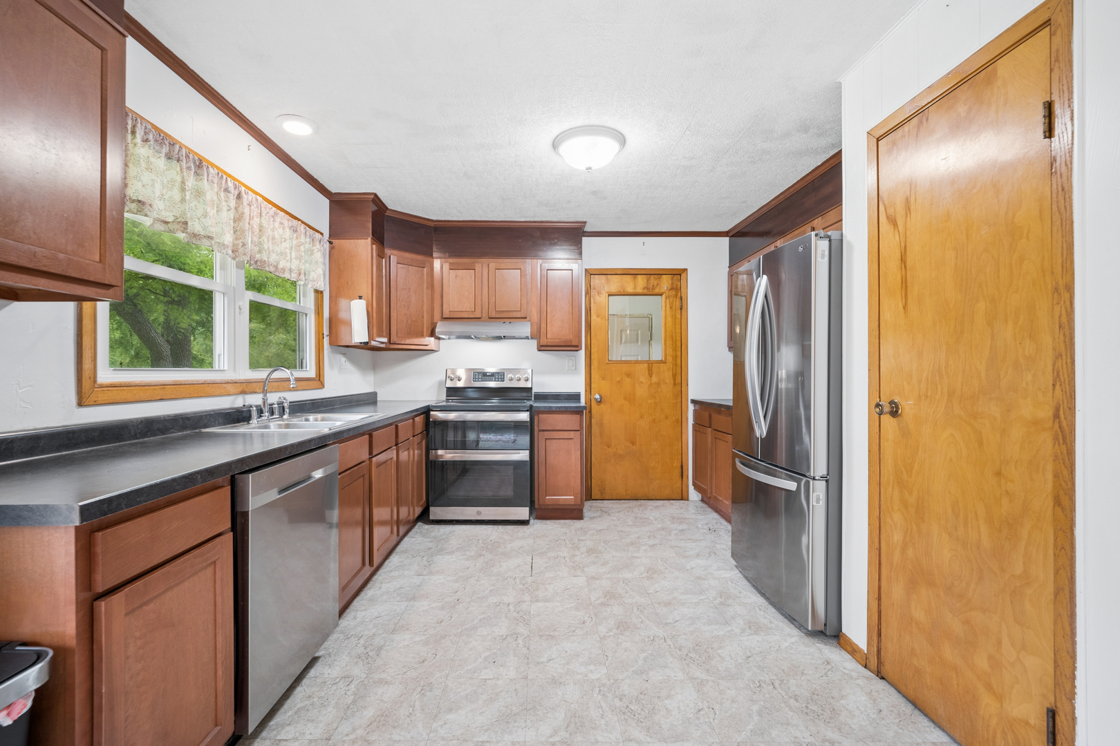 15036 Durkee Road Property Photo 5