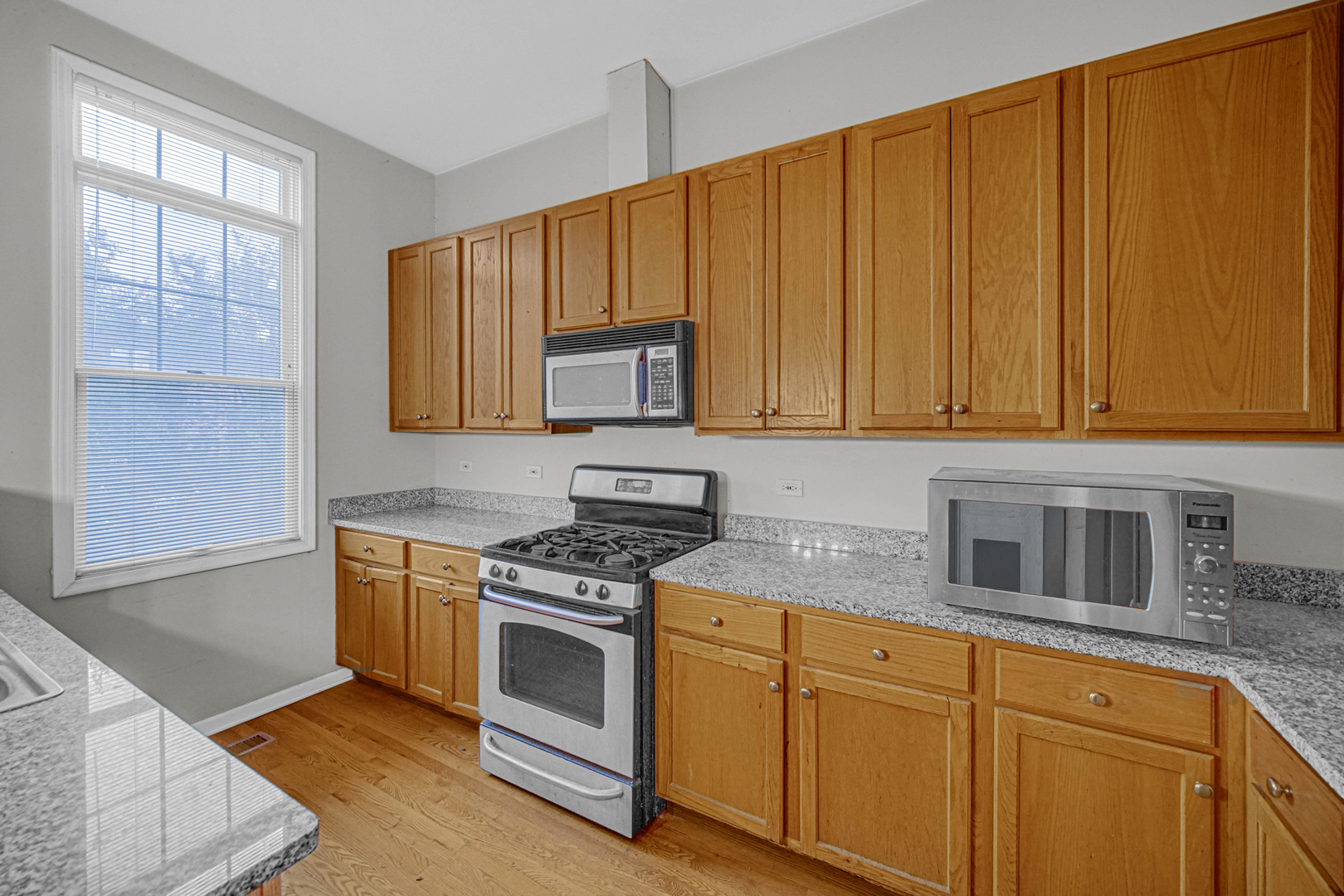 4635 S Greenwood Avenue Property Photo 4