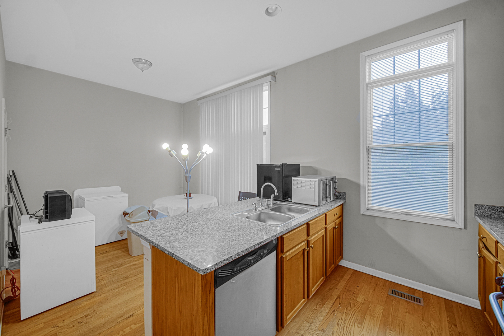 4635 S Greenwood Avenue Property Photo 6