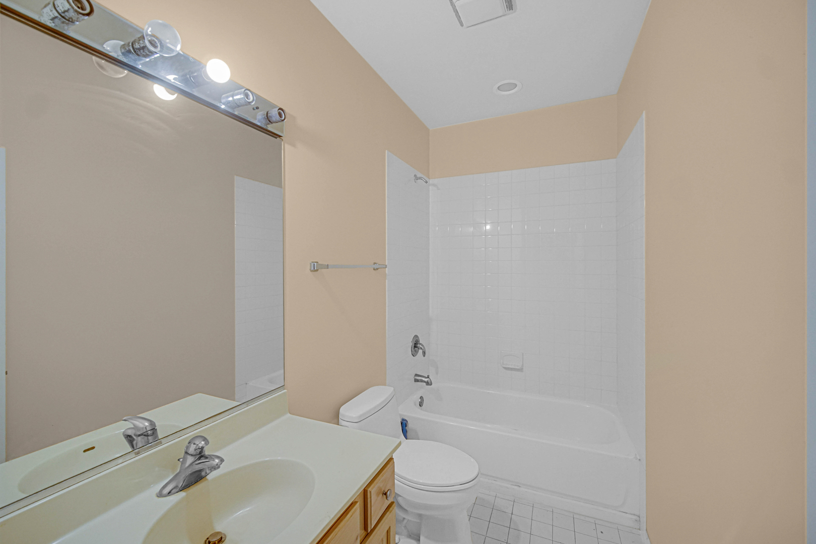4635 S Greenwood Avenue Property Photo 9
