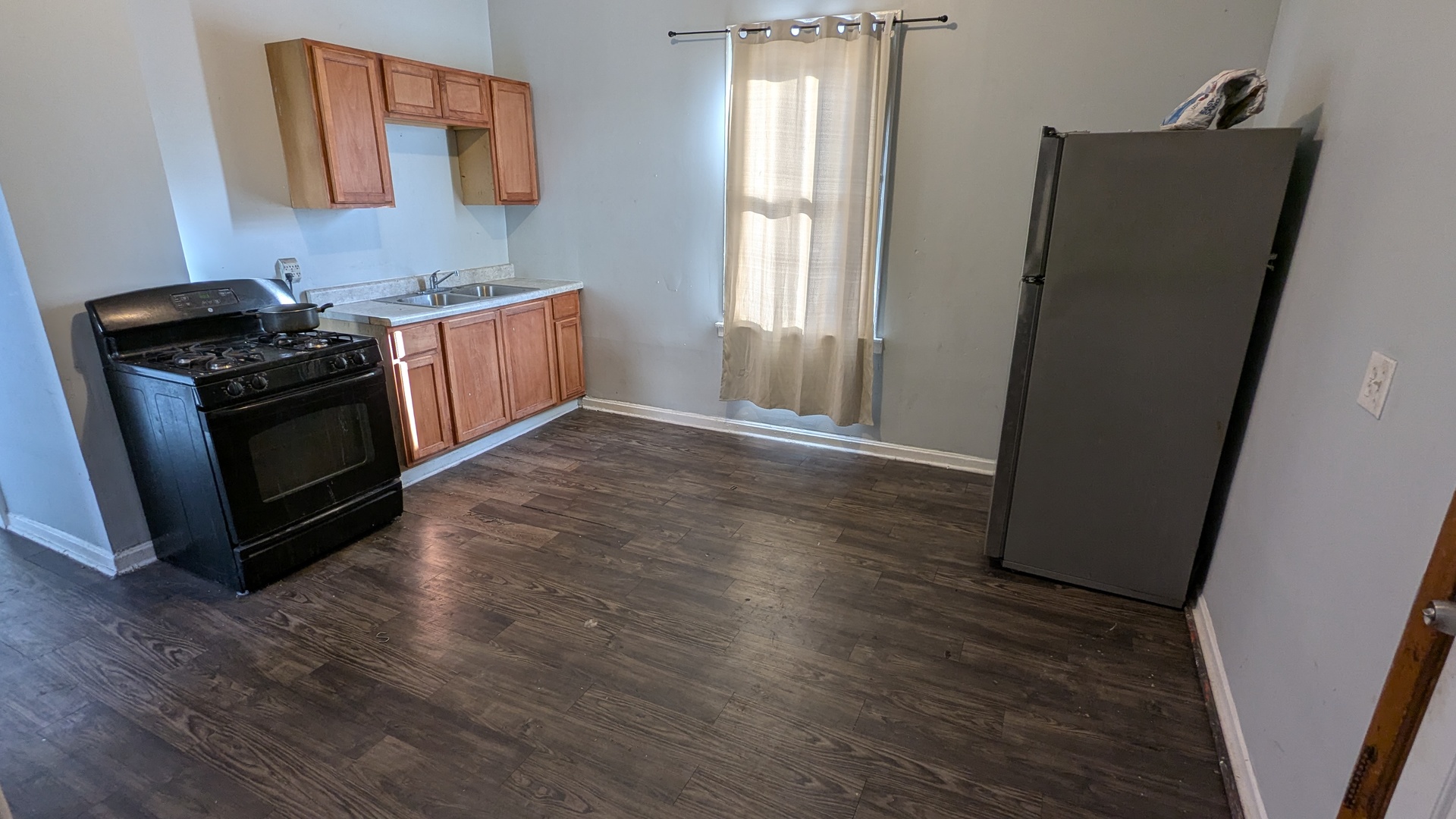 8112 S Exchange Avenue Property Photo 3
