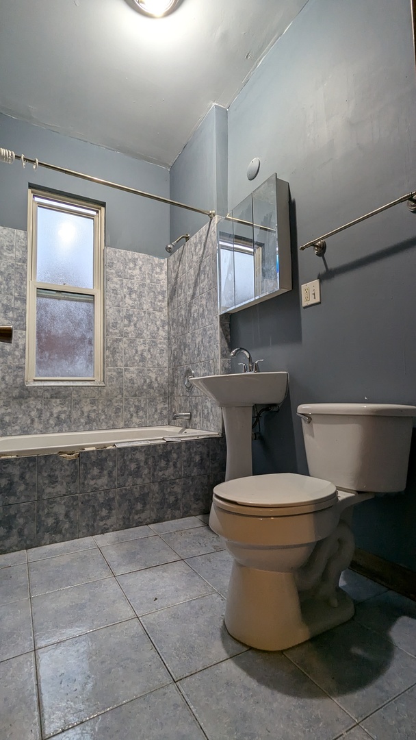 8112 S Exchange Avenue Property Photo 7
