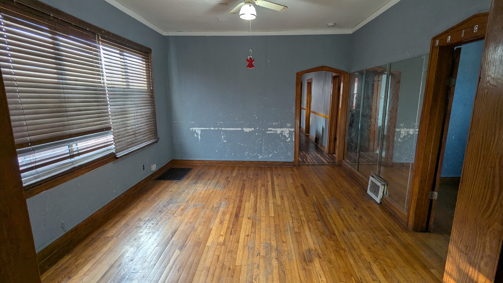 8112 S Exchange Avenue Property Photo 17