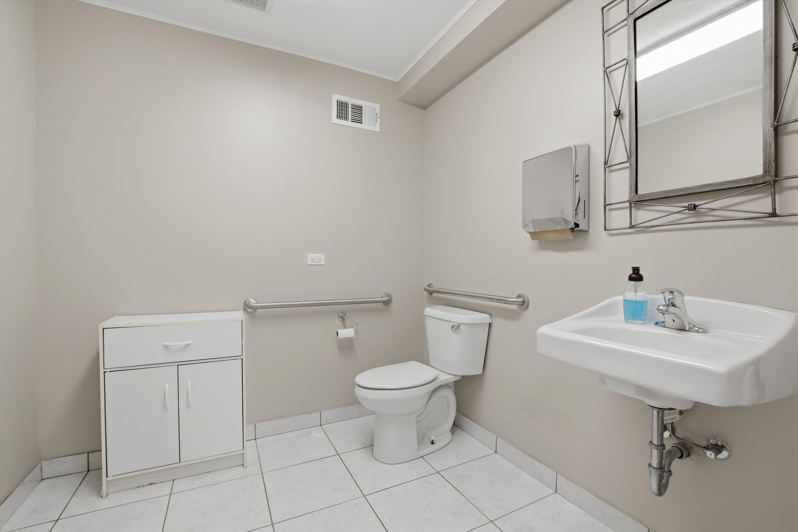 10550 W Cermak Road Property Photo 13