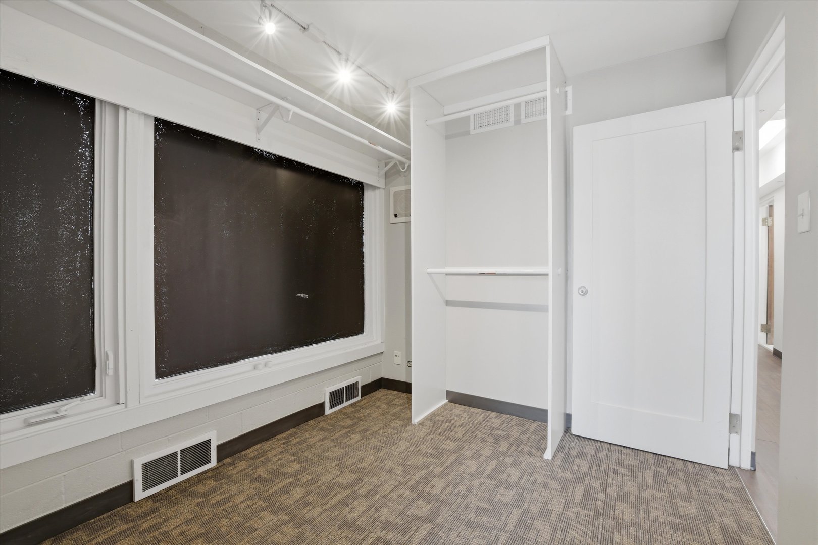 10550 W Cermak Road Property Photo 14