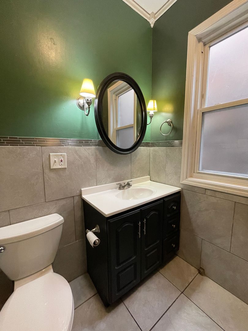 2329 N Sacramento Avenue Property Photo 33
