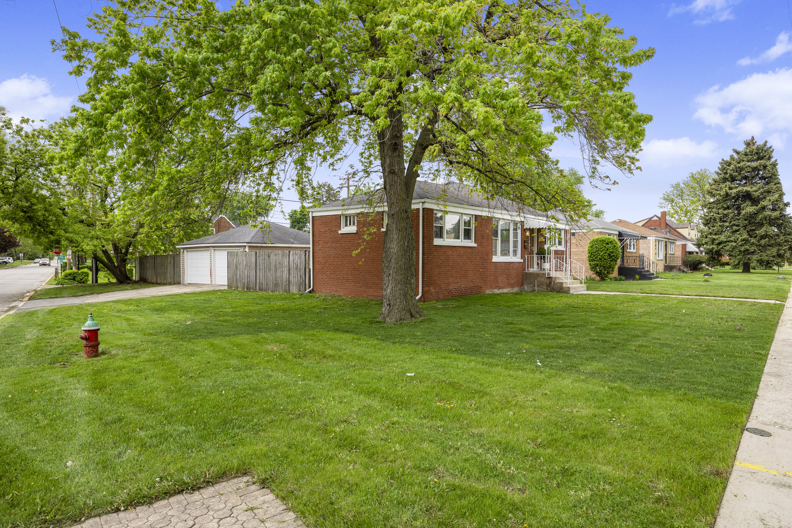 4405 Butterfield Road Property Photo 2