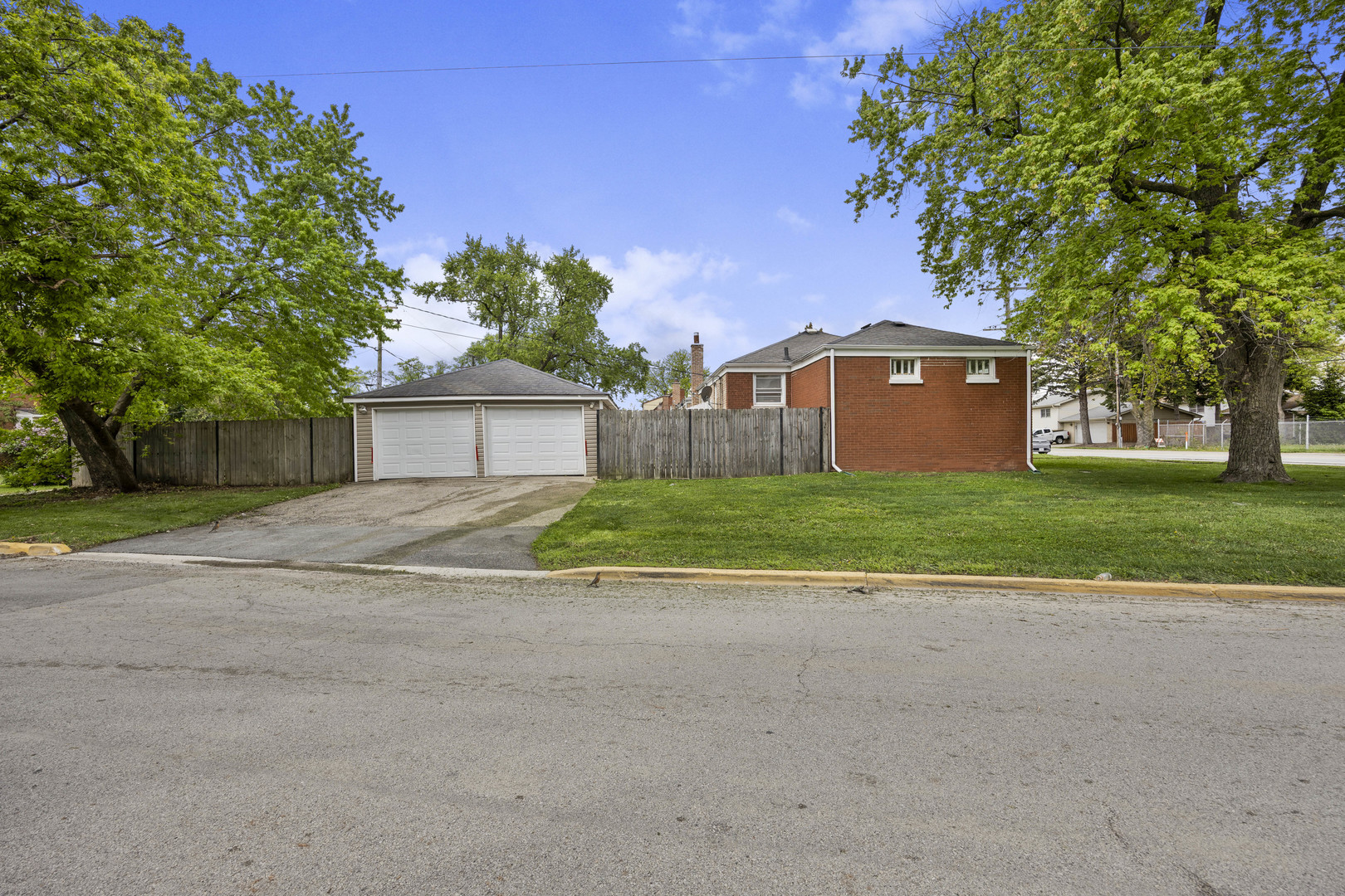 4405 Butterfield Road Property Photo 3