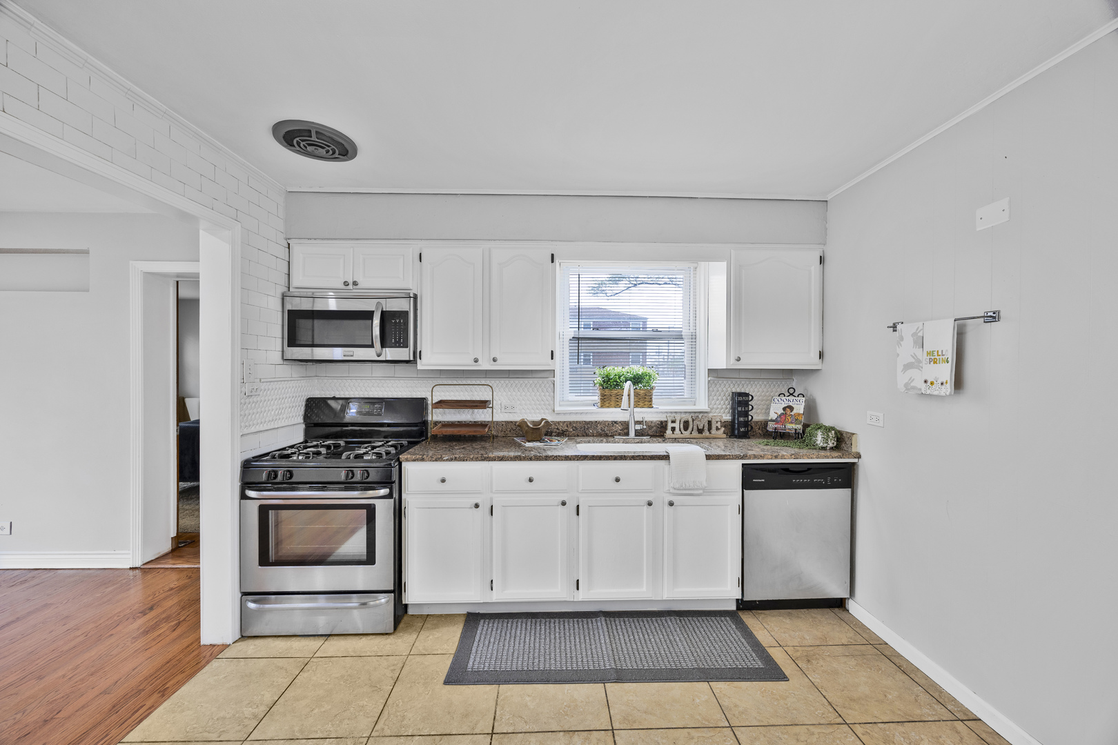 4405 Butterfield Road Property Photo 9