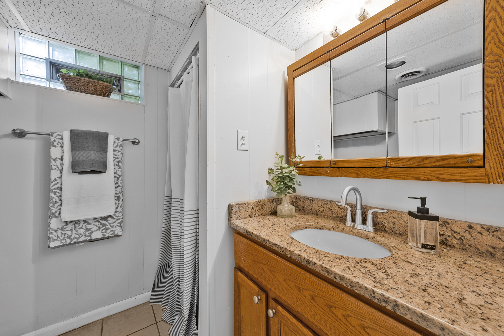 4405 Butterfield Road Property Photo 14