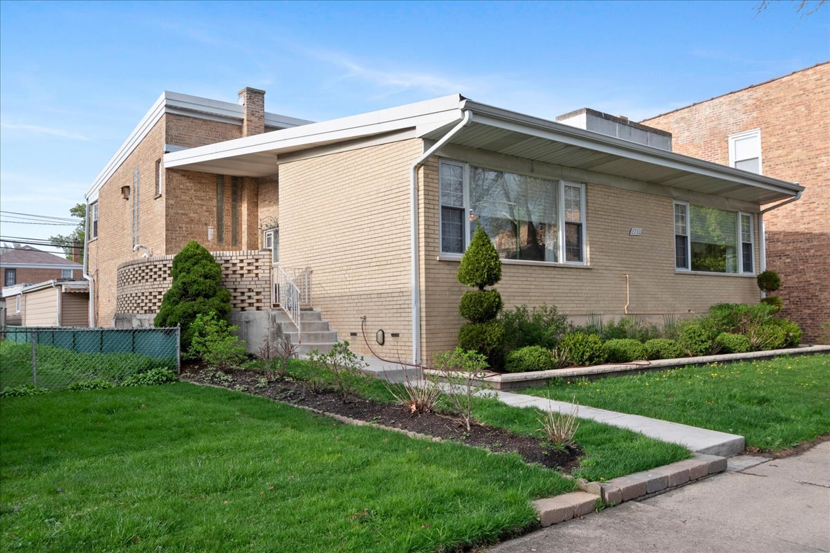 2732 W Estes Avenue Property Photo 1