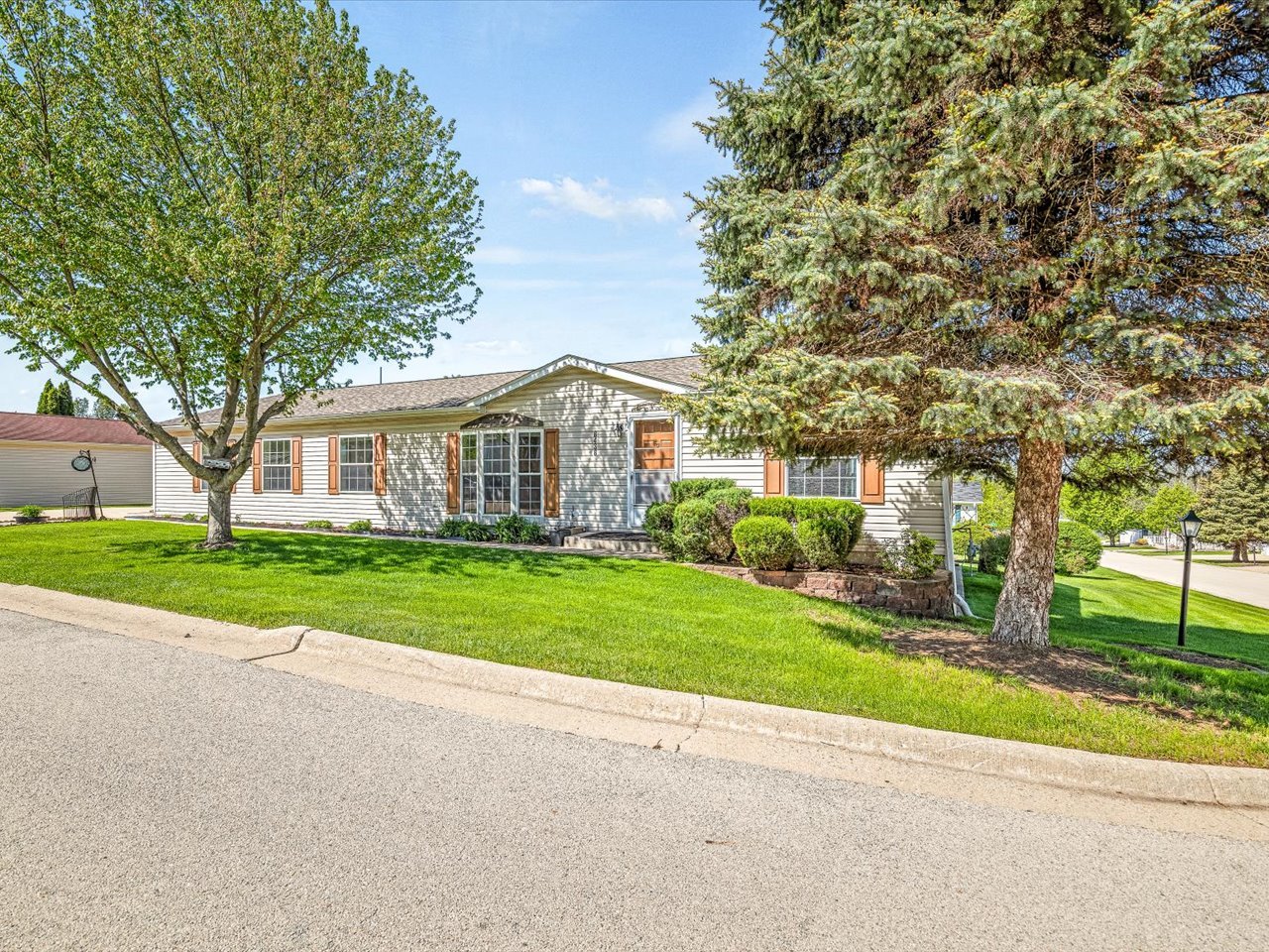 8438 Hickory Tree Drive Property Photo 1