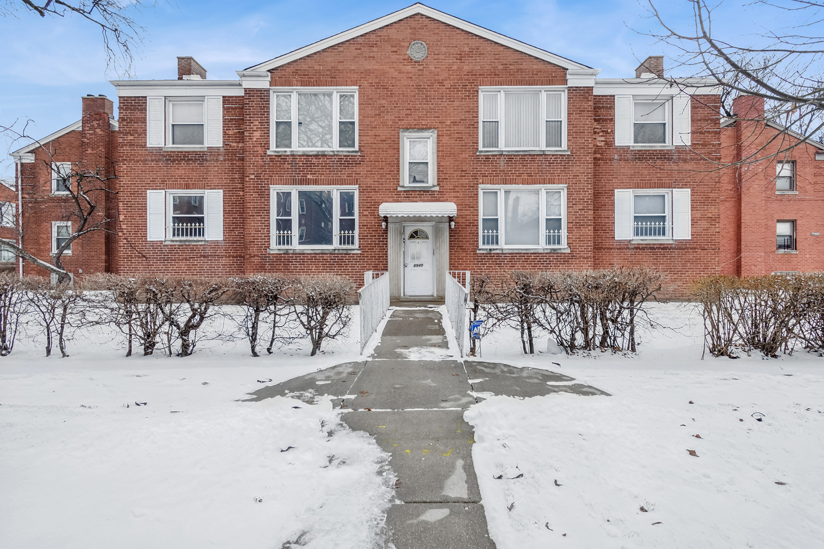 8949 S Blackstone Avenue 2N Property Photo 1