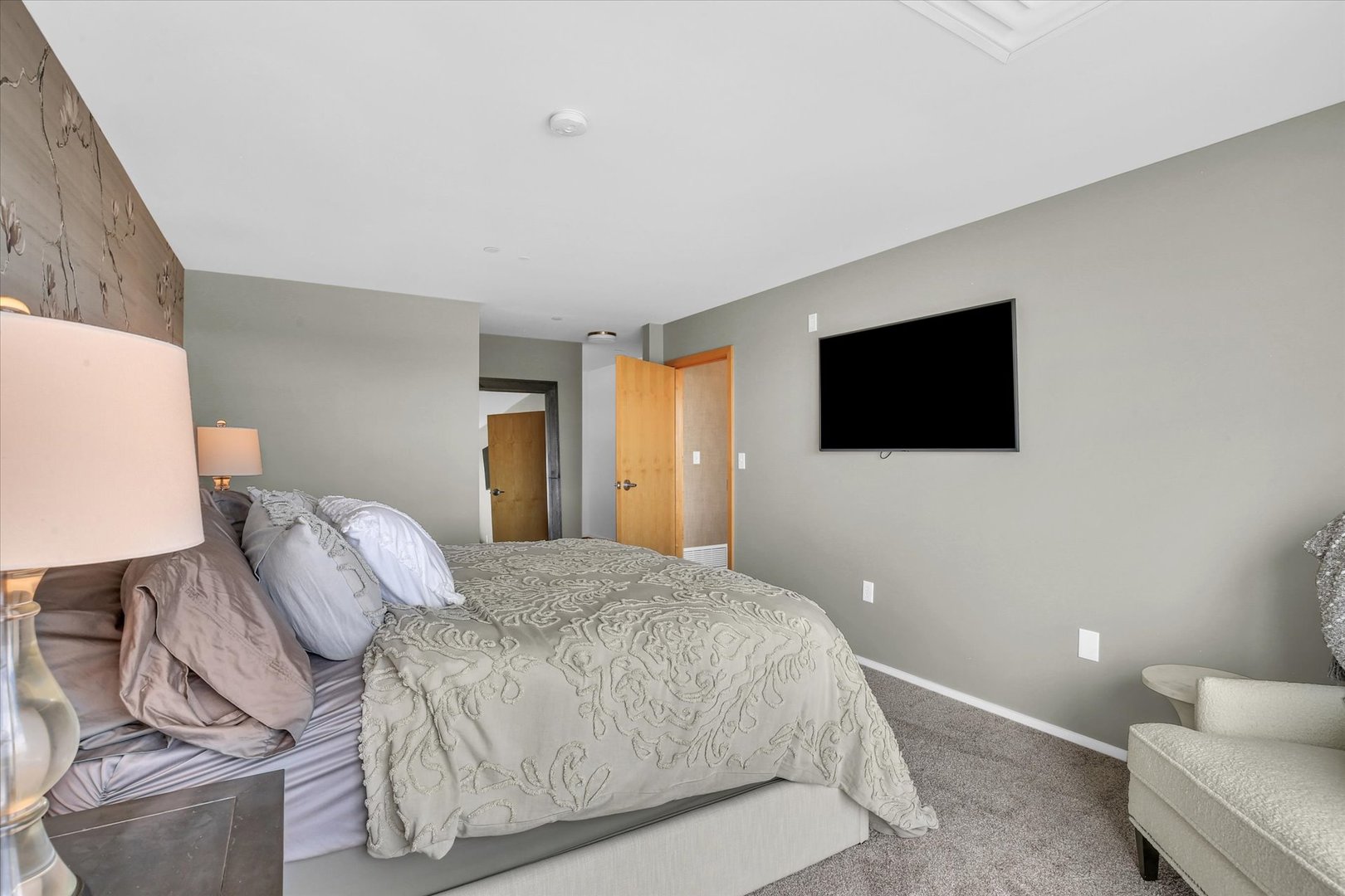 301 N Neil Street 711 Property Photo 37