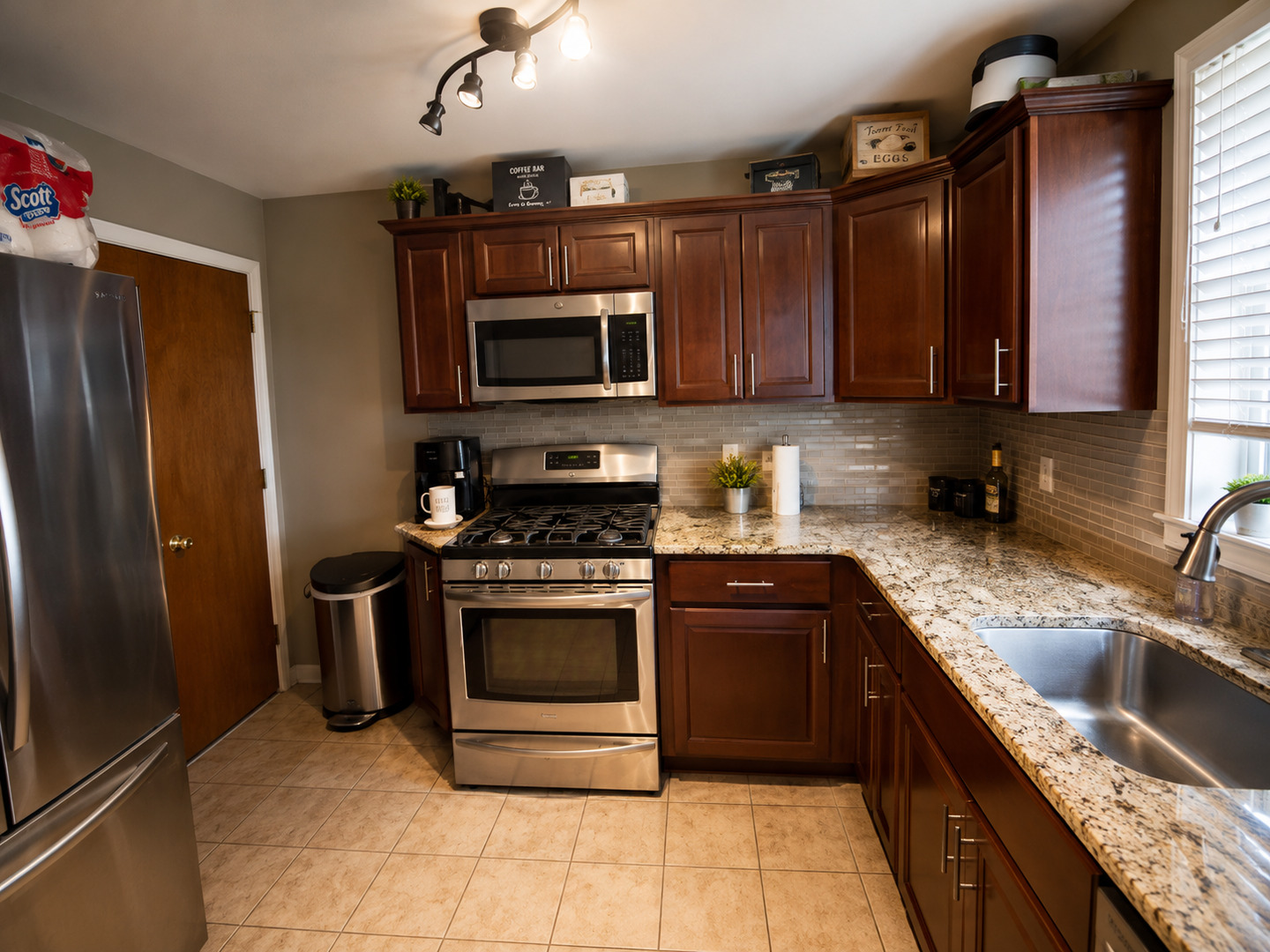 742 E 105th Street Property Photo 7