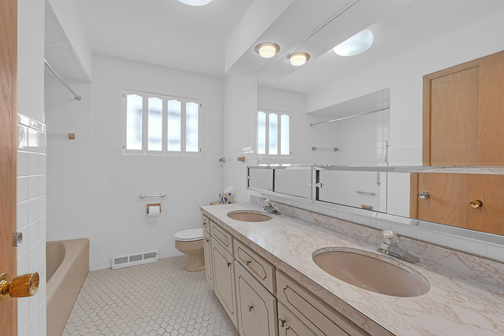 9700 S Kolmar Avenue Property Photo 19