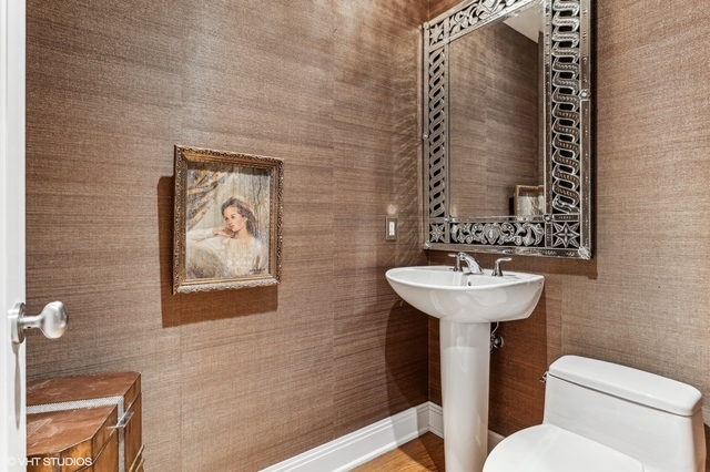 840 N Lake Shore Drive 1002 Property Photo 23