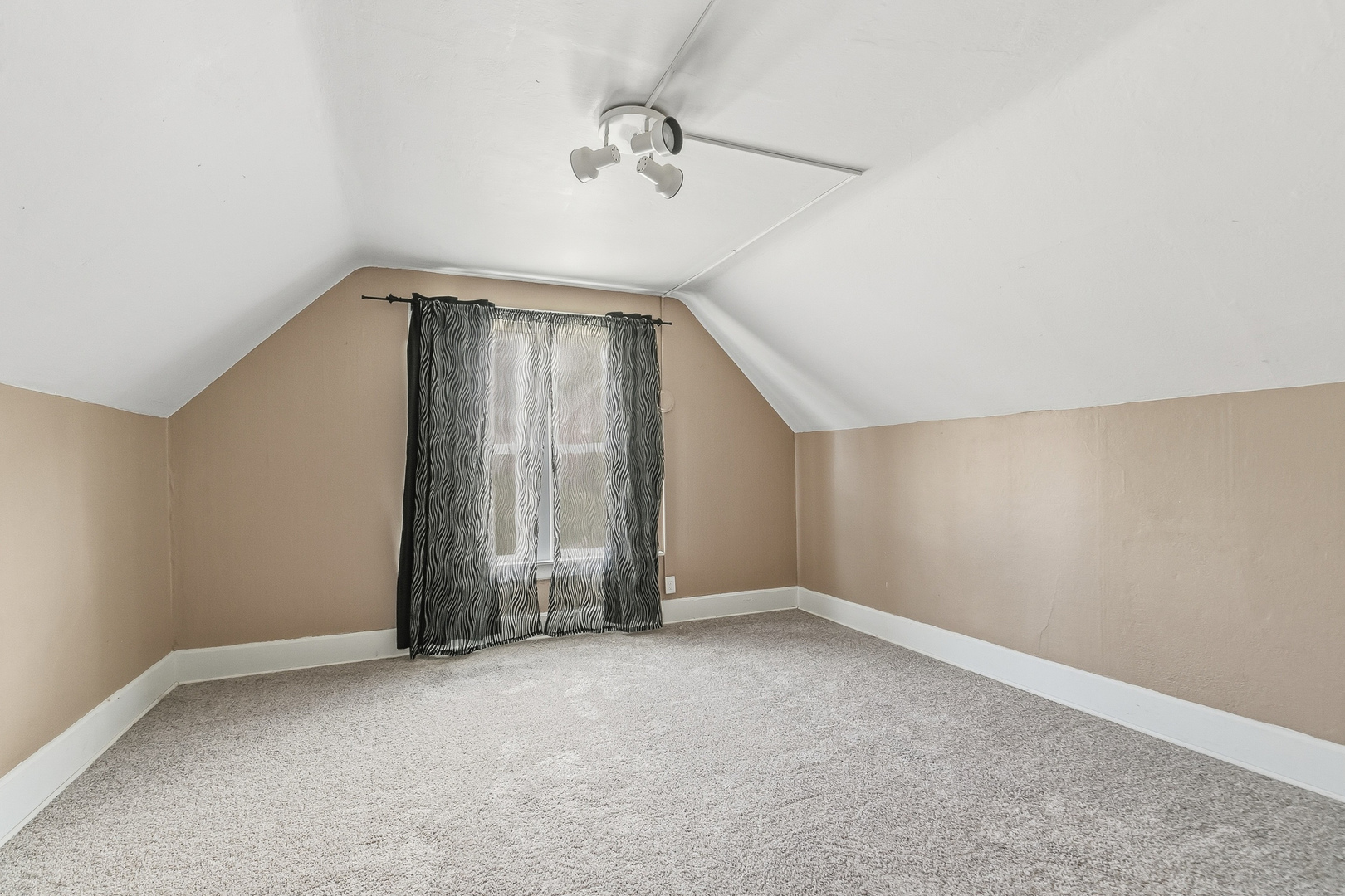 1545 W 2nd Street Property Photo 16