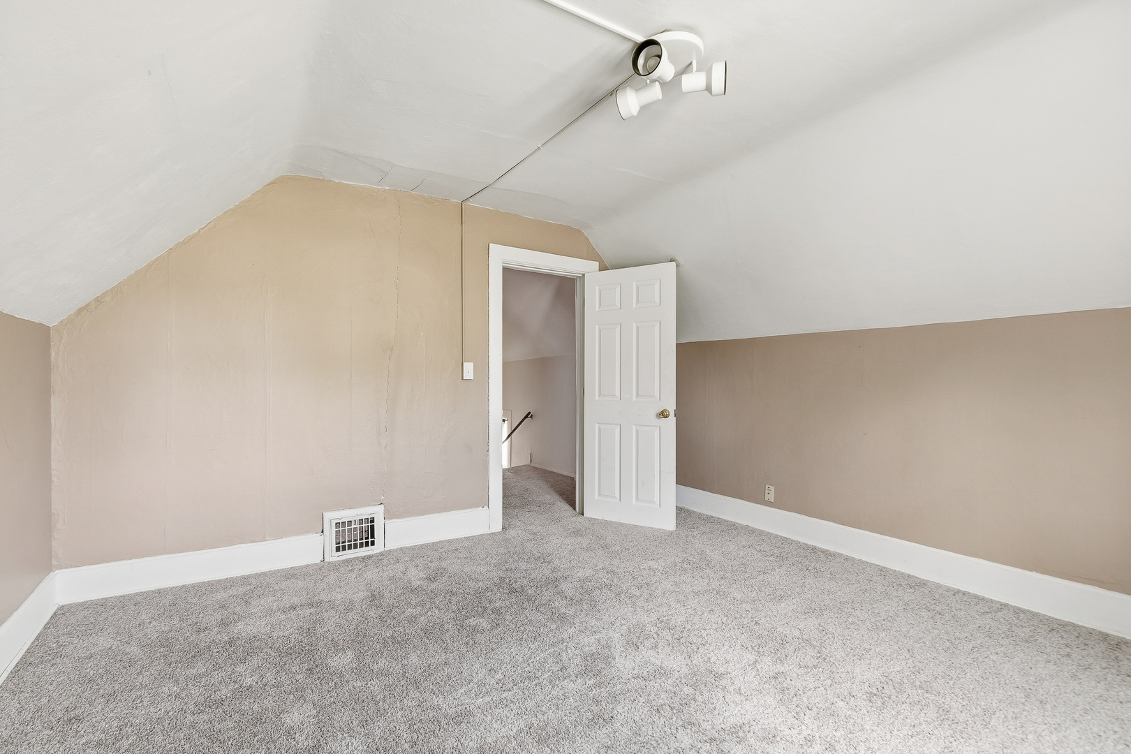 1545 W 2nd Street Property Photo 17