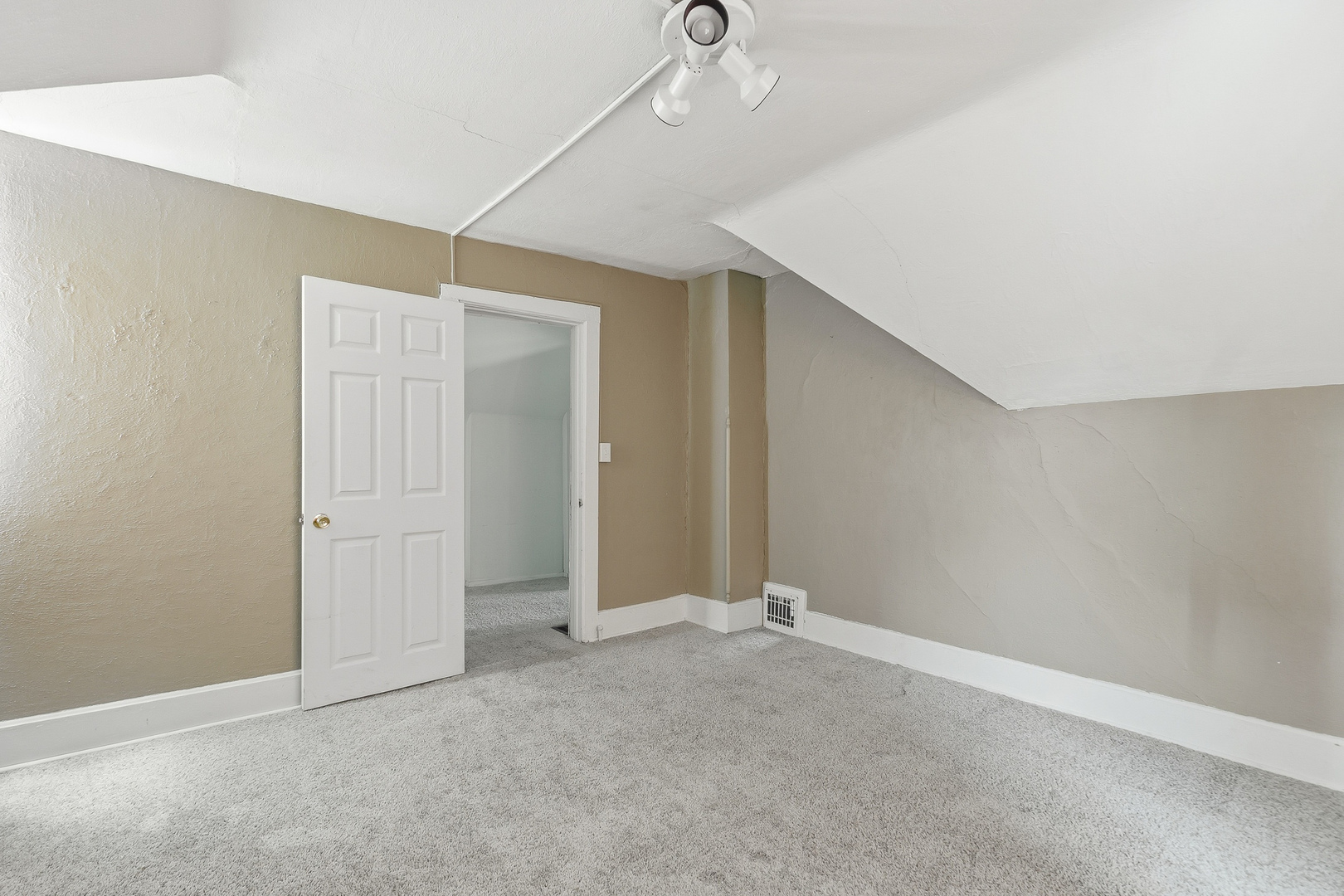 1545 W 2nd Street Property Photo 19