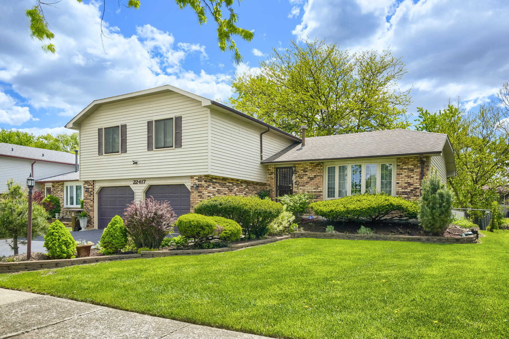 22417 RIVERSIDE Drive Property Photo 1