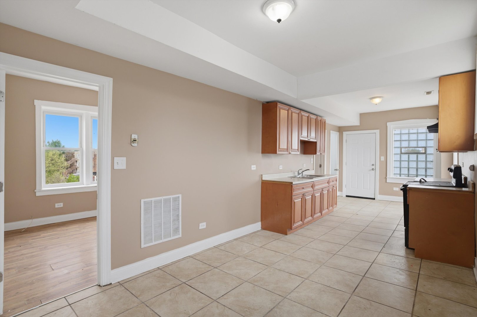 1311 S Harding Avenue Property Photo 8
