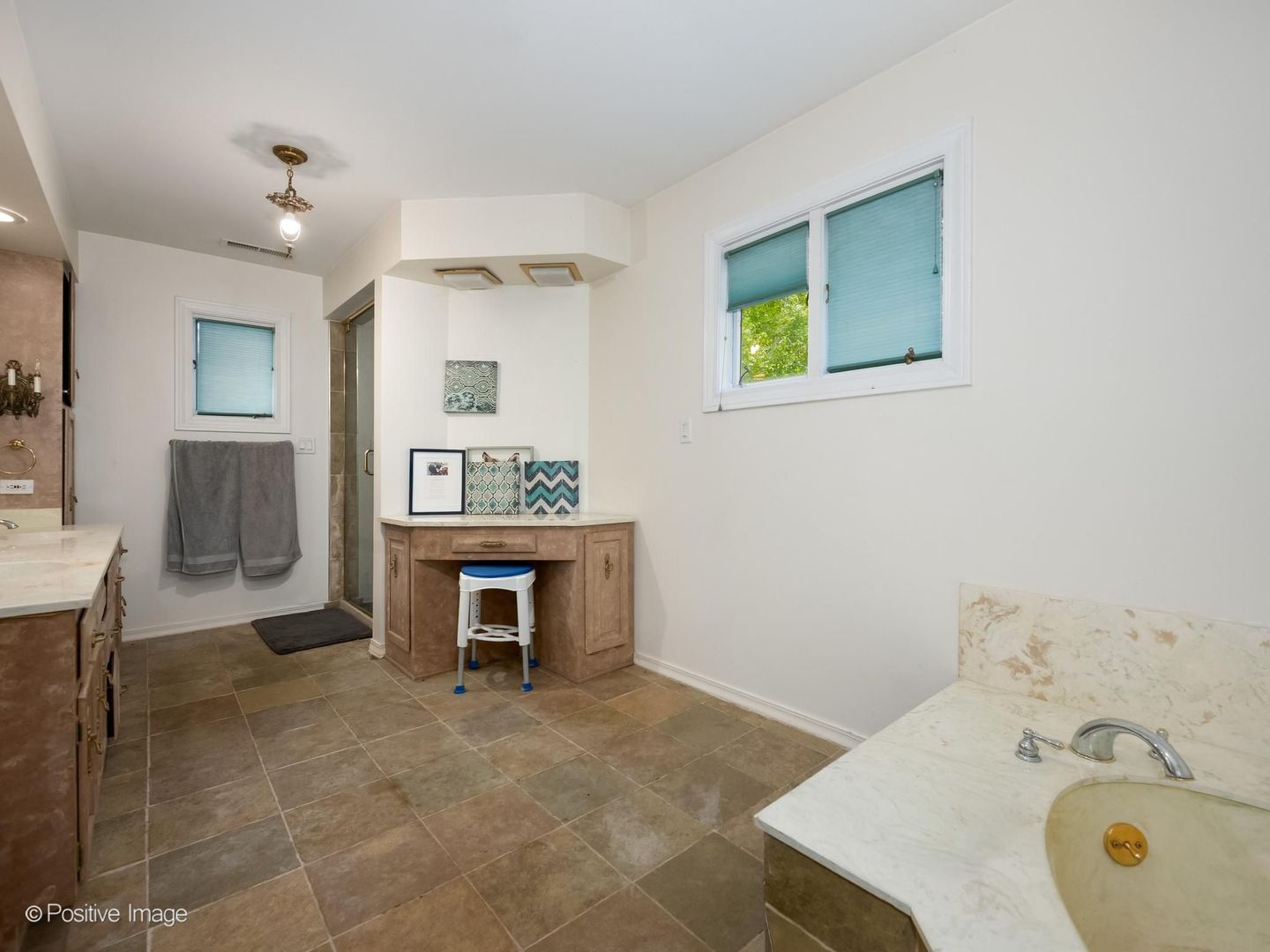 188 N Bloomingdale Road Property Photo 13