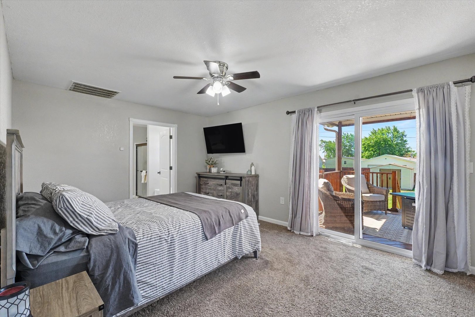 320 E Bogardus Street Property Photo 11