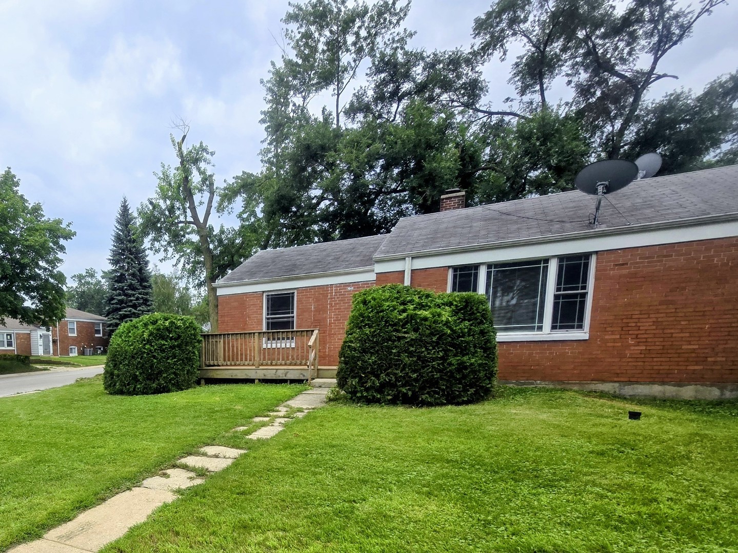 1640 N Prairie Avenue Property Photo 1