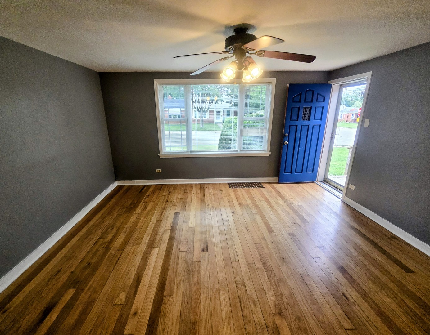 1640 N Prairie Avenue Property Photo 3