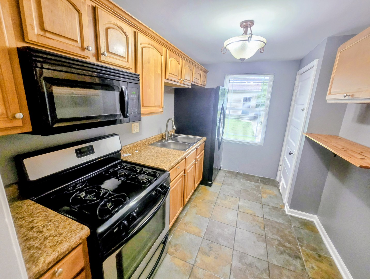 1640 N Prairie Avenue Property Photo 4