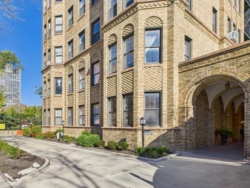 7321 S South Shore Drive 7B Property Photo 1