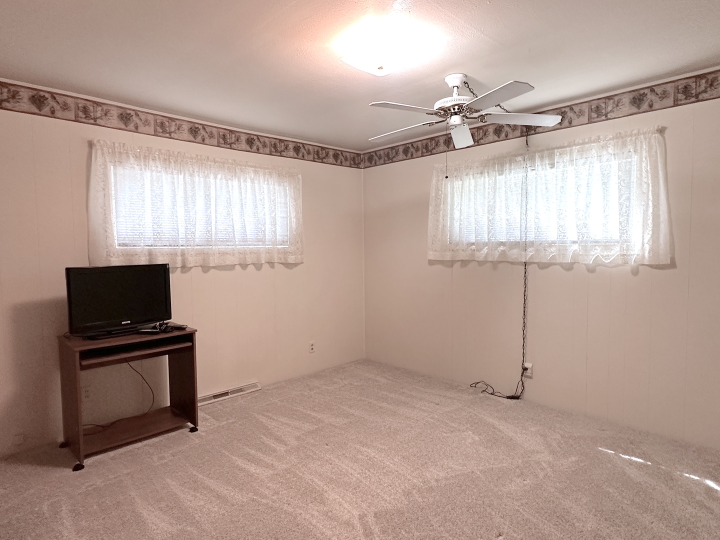 106 S George Street Property Photo 6