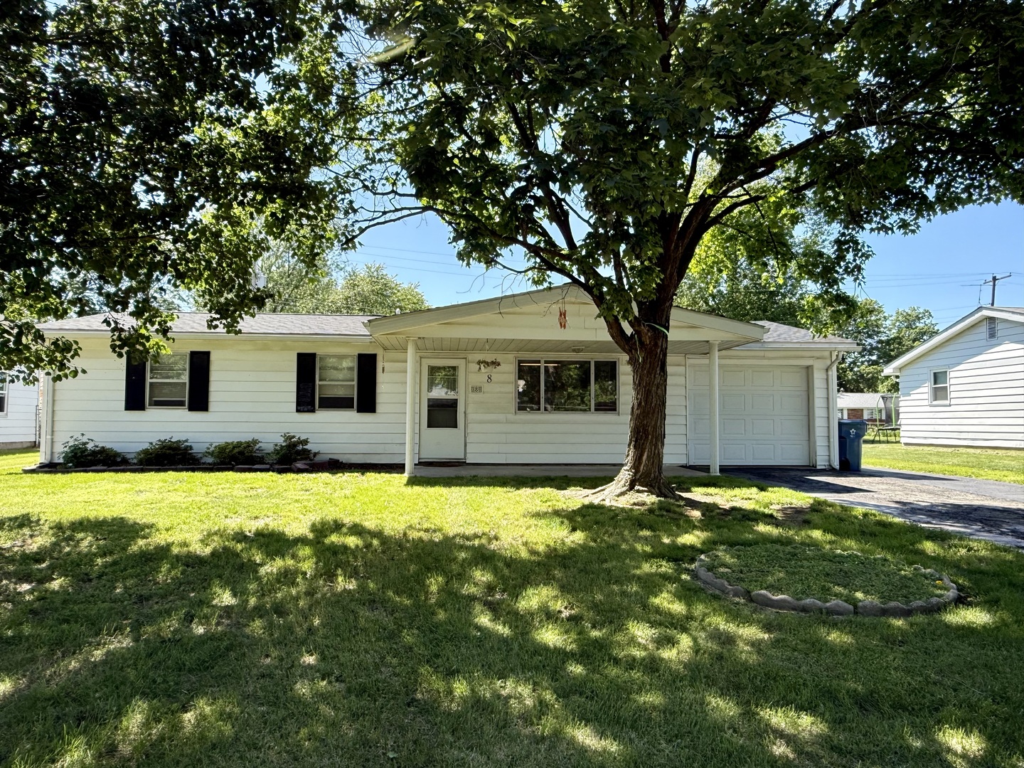 8 E Crownview Property Photo 1