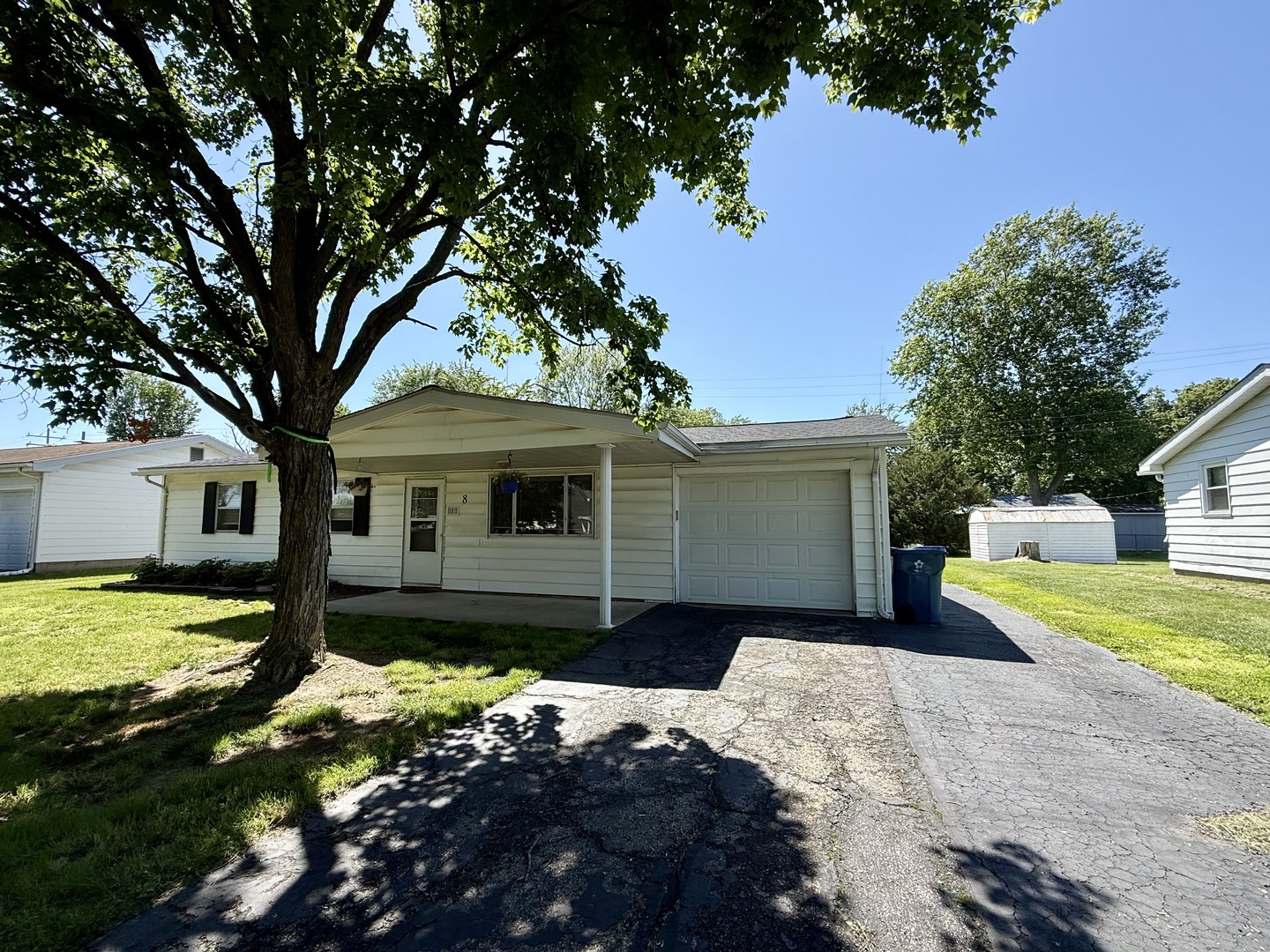 8 E Crownview Property Photo 9
