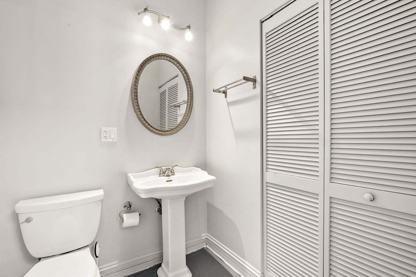 4591 N Elston Avenue Property Photo 14