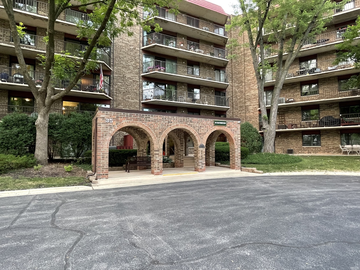 35 S Baybrook Drive 610 Property Photo 2
