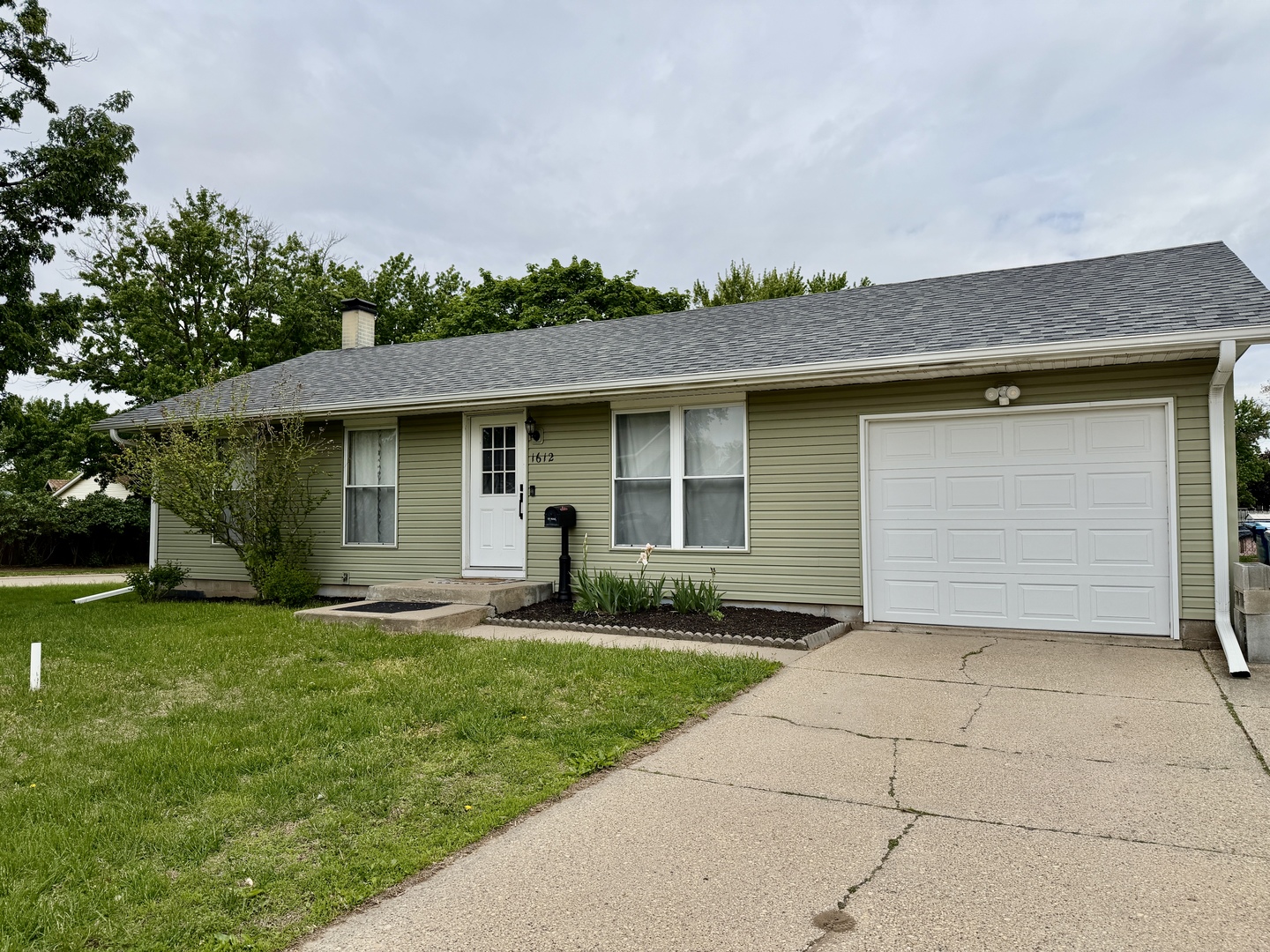 1612 Middle Road Property Photo 1