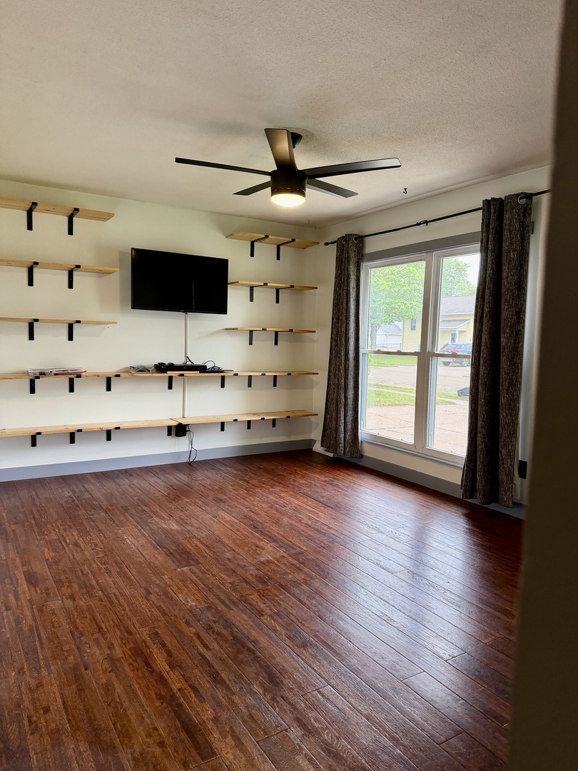 1612 Middle Road Property Photo 3