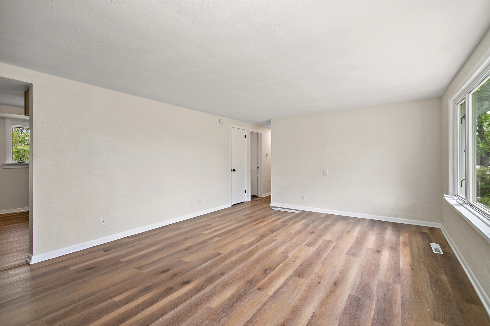 988 Spruce Lane Property Photo 3