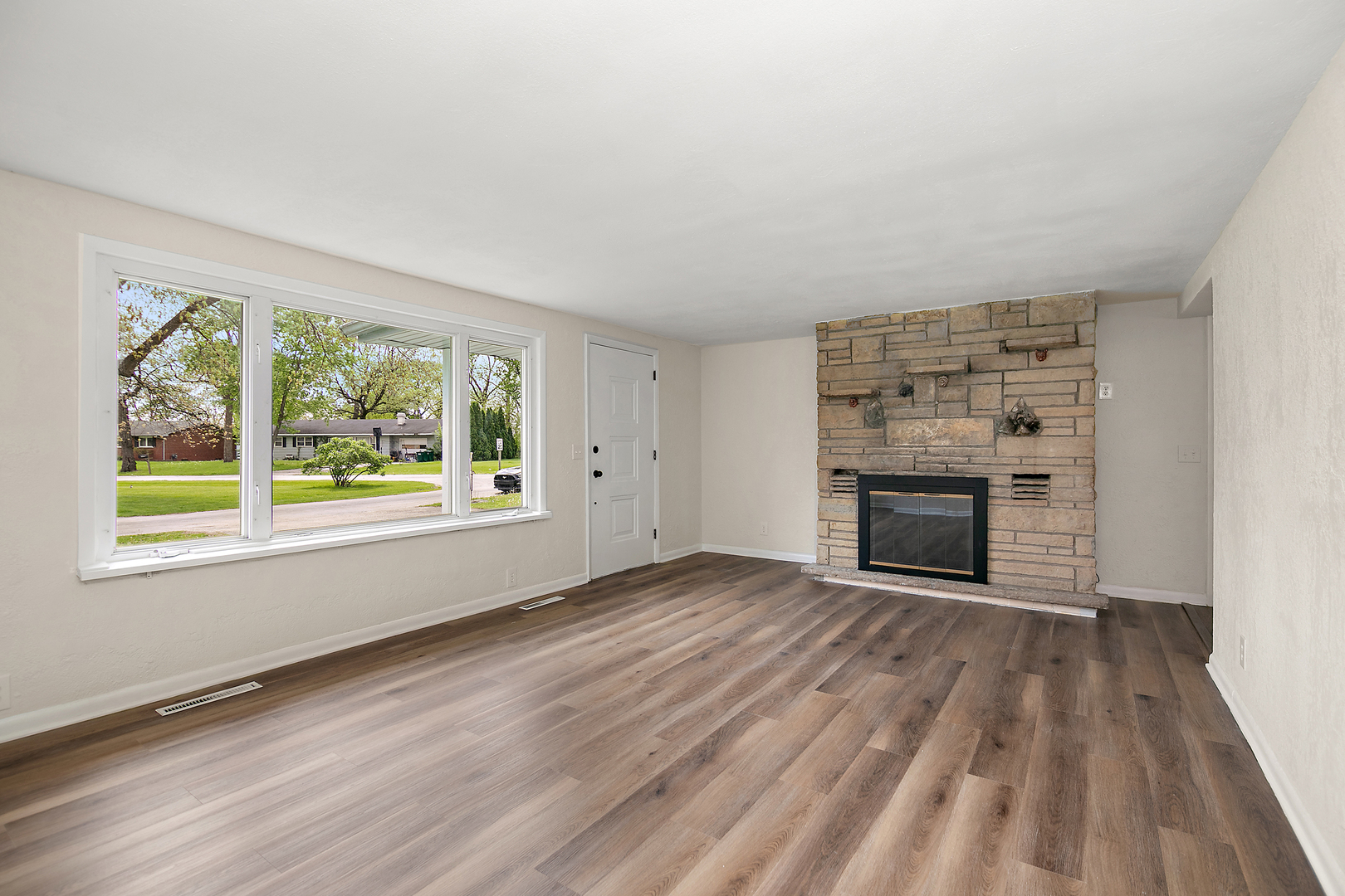988 Spruce Lane Property Photo 4
