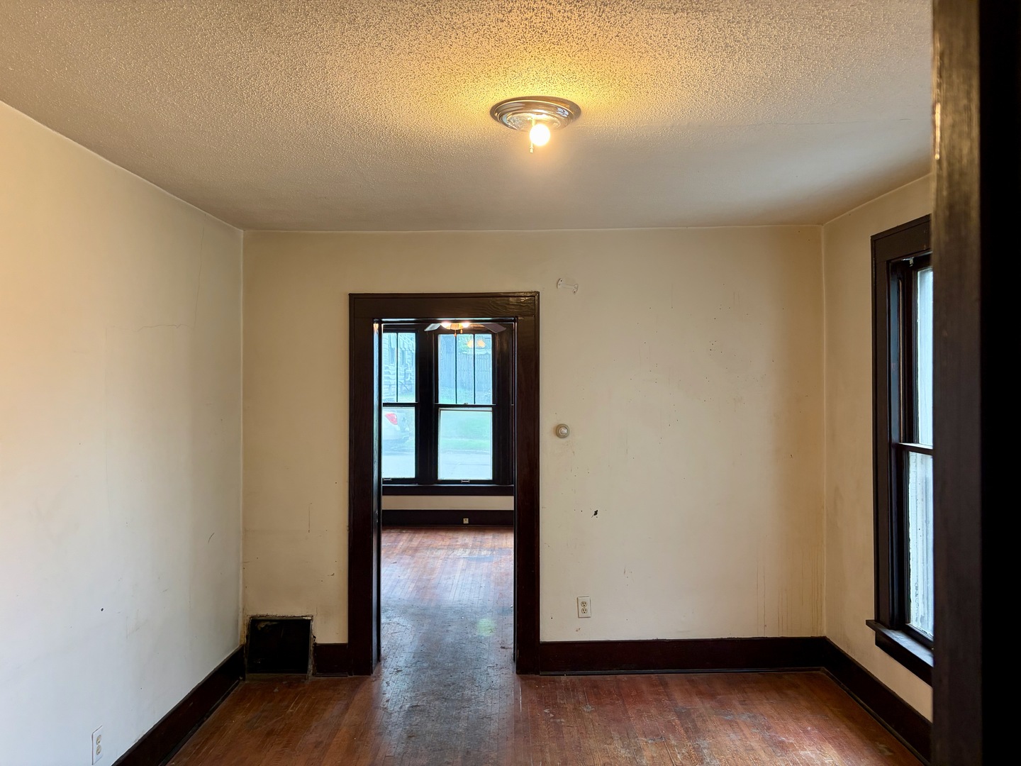 913 W 4th Street Property Photo 3