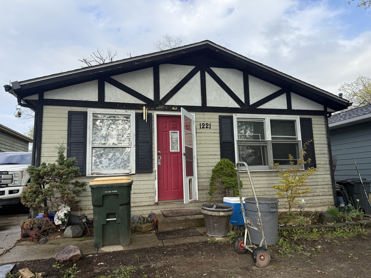 1221 Sunset Drive Property Photo 1