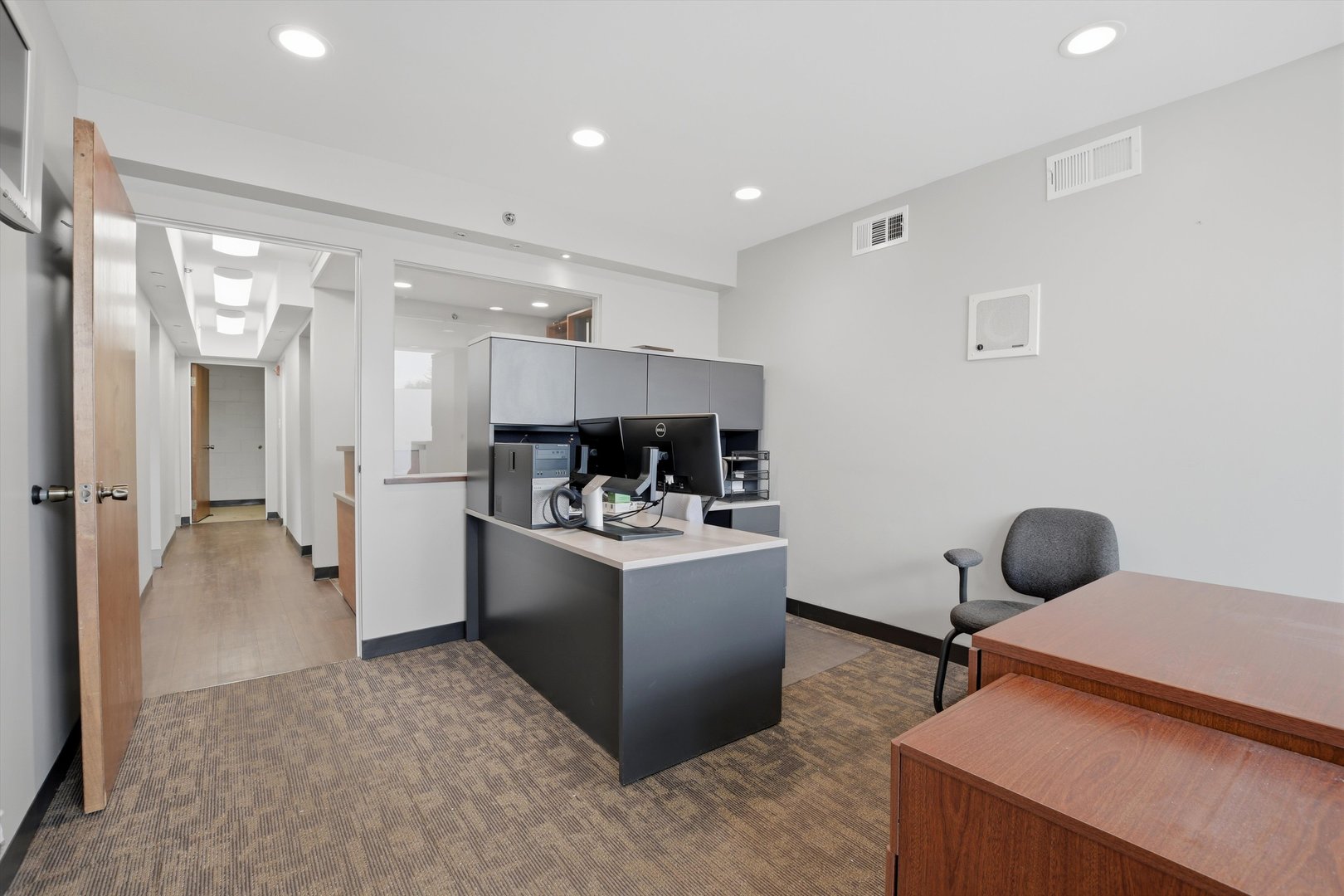 10550 W Cermak Road Property Photo 6