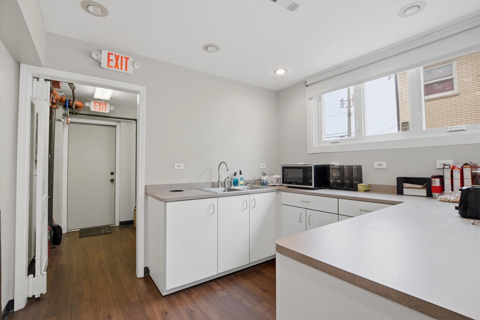 10550 W Cermak Road Property Photo 12