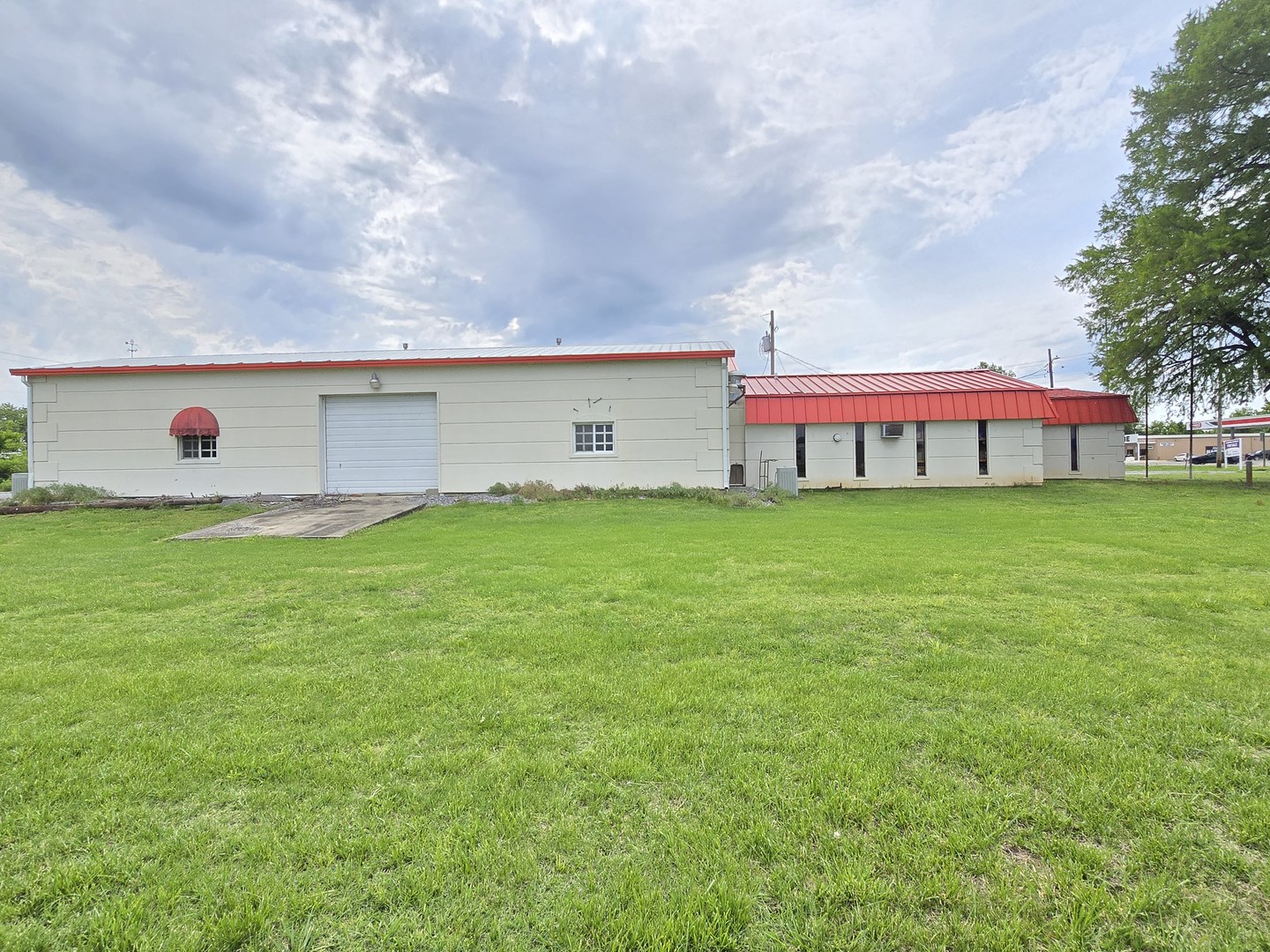 404 N Commercial Street Property Photo 6