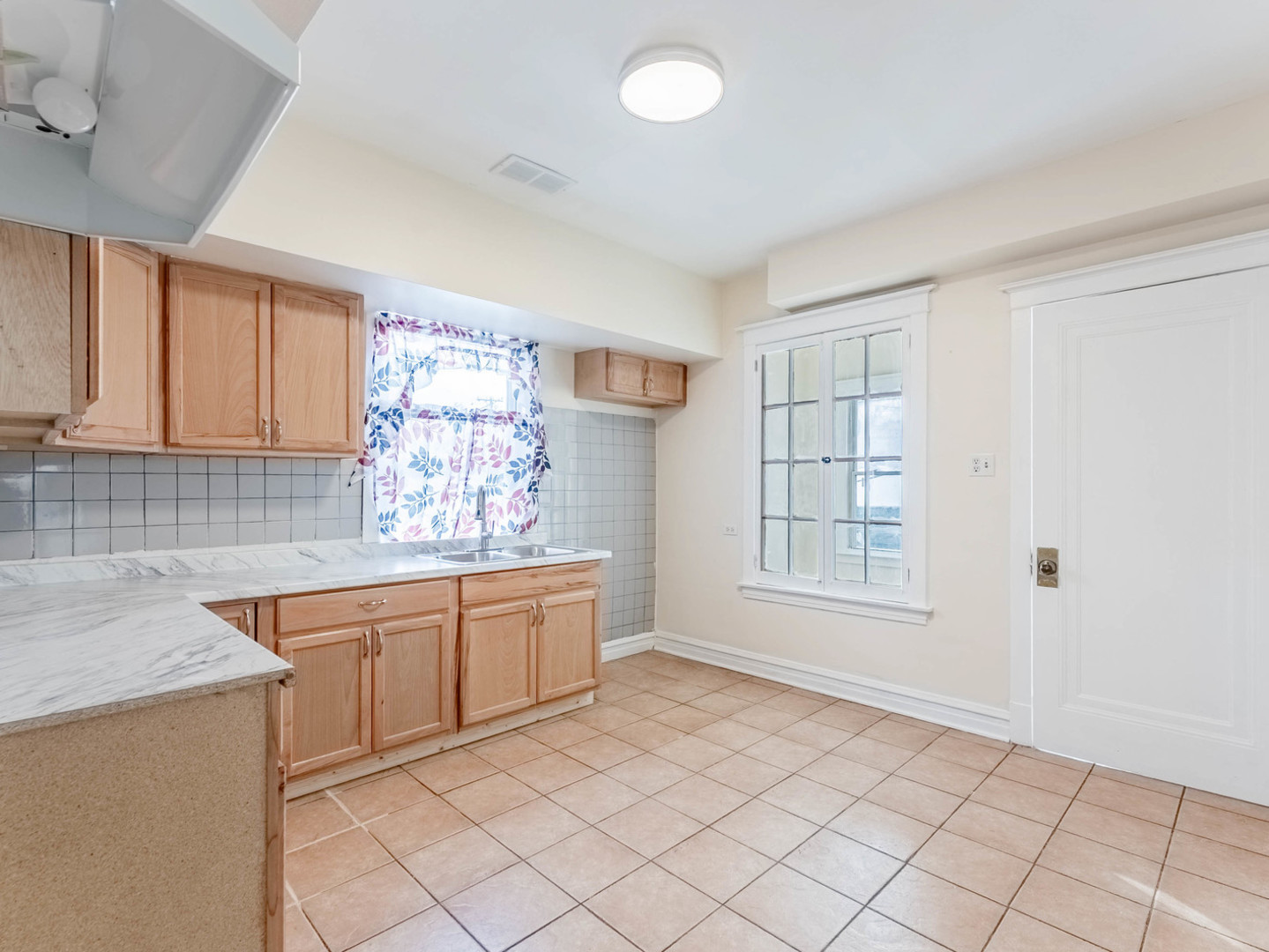 2426 S Central Avenue Property Photo 10